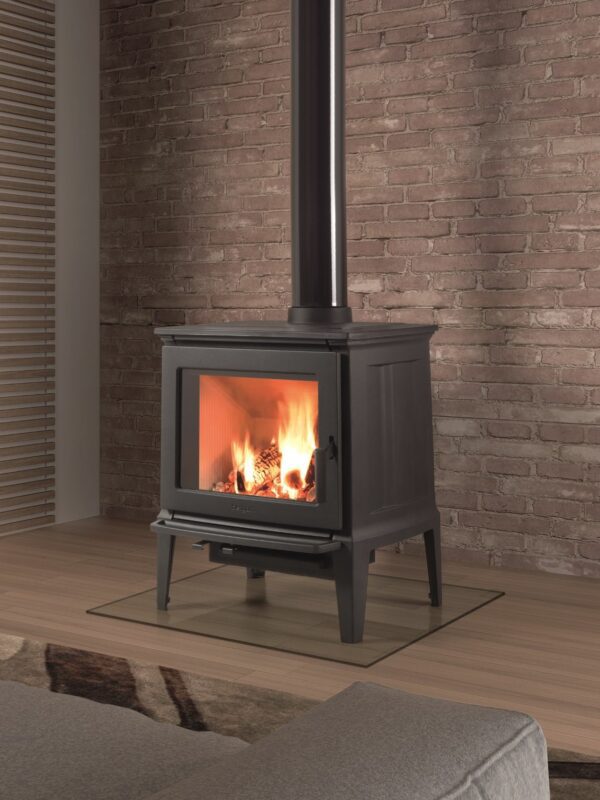 Castworks Hergóm E-30M freestanding fireplace with black metal exterior and glass front, showcasing its modern design.