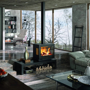 Castworks Hergóm Glance MV freestanding wood fireplace with modern design and glass front, ideal for heating and ambiance.