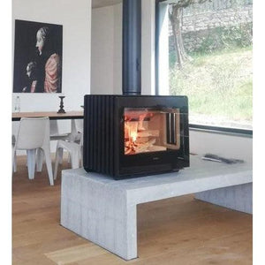 Castworks Hergóm Glance MV freestanding wood fireplace with sleek design and glass front, perfect for modern heating and ambiance.