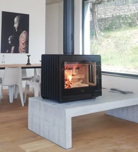 Castworks Hergóm Glance L wood fireplace with sleek black finish and modern design, ideal for cozy home heating.