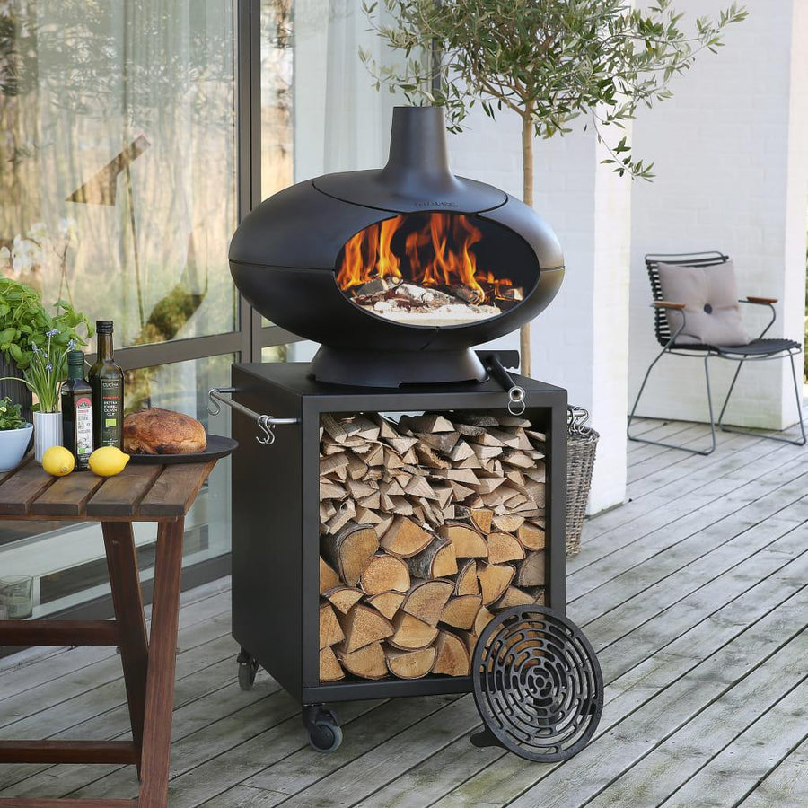Morsø Forno Outdoor Oven Terra Set with oven, pizza stone, and accessories for outdoor cooking and baking.
